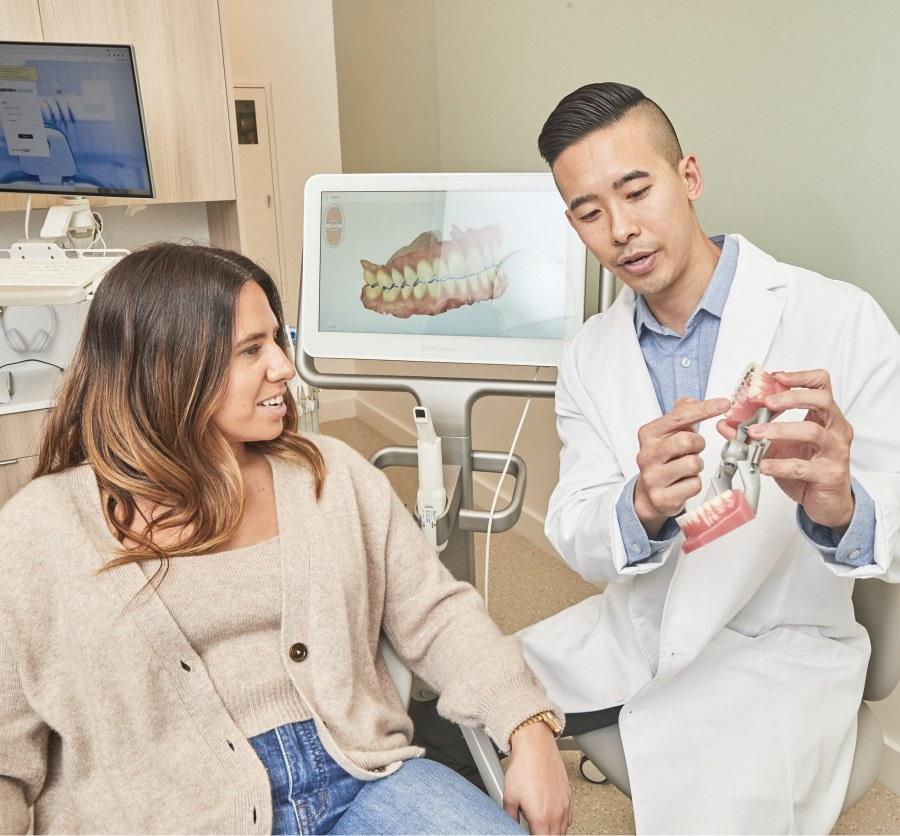 Dentiste présentant les différentes options de soins dentaires